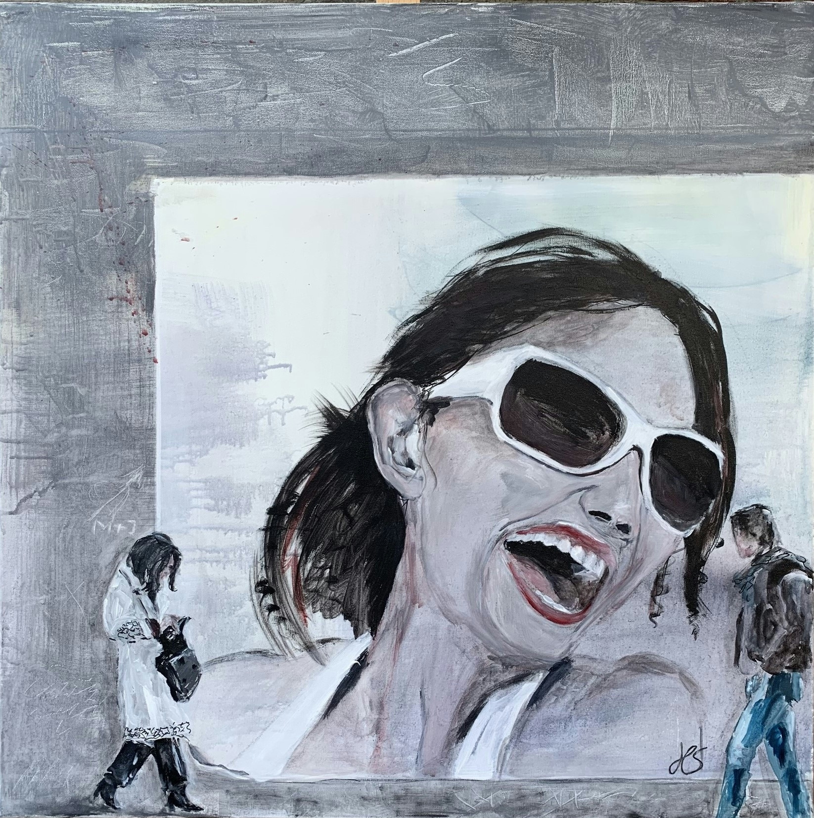 Kunstwerk von Heike Schümann zeigt eine überdimensioniert dargestellte, lachende Frau auf einem Plakat und vorbeigehende Menschen